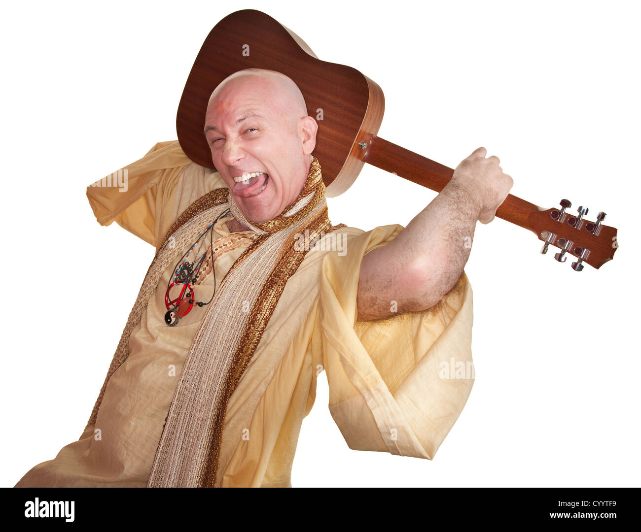 Verrückte kahl Guru hält Gitarre auf weißem Hintergrund Stockfoto