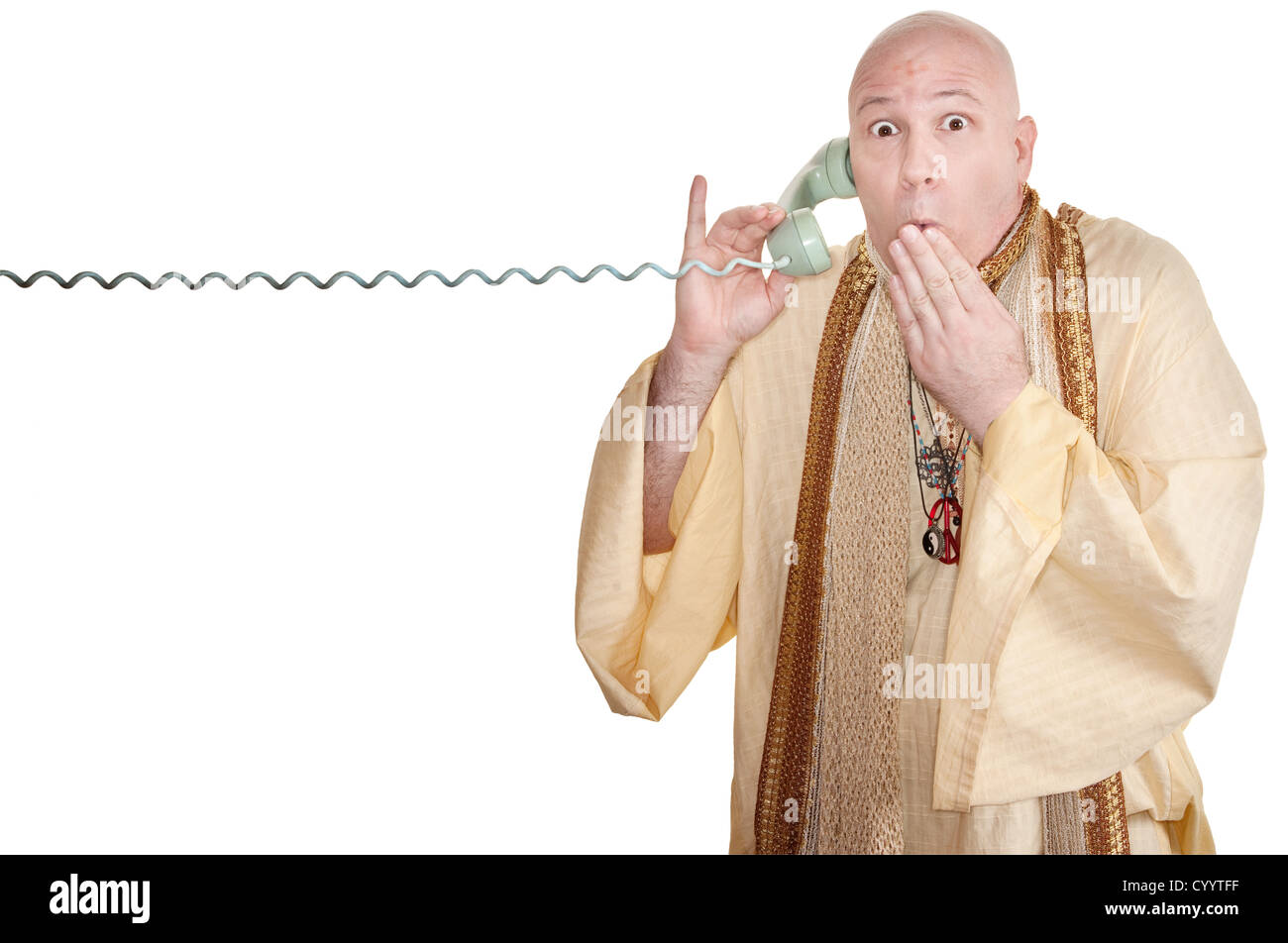 Schockiert Mönch mit Hand am Mund auf weißem Hintergrund Stockfoto