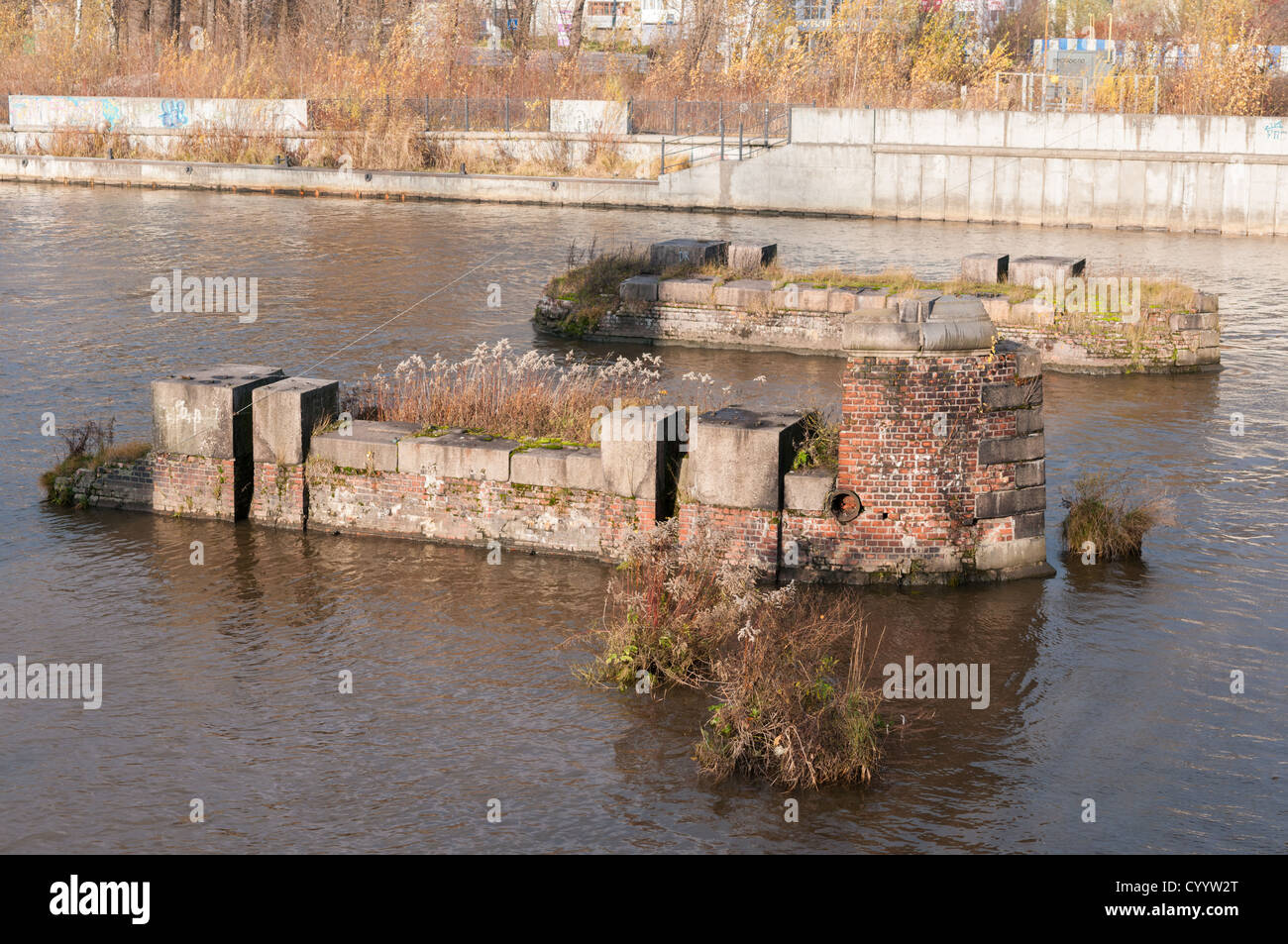 Zerstörten Säulen der Hohe Brücke (Visokiy-Brücke). Kaliningrad, Russland Stockfoto