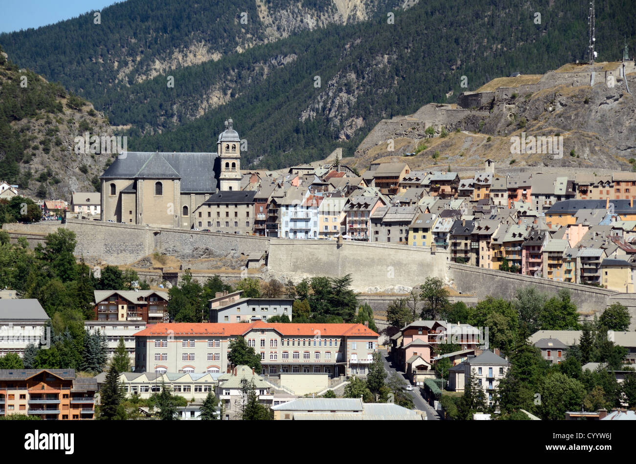 Panoramablick auf die Kirche und die Stadthäuser in der Altstadt oder dem historischen Viertel der befestigten Stadt Briançon, die von Vauban Hautes-Alpes Frankreich erbaut wurde Stockfoto