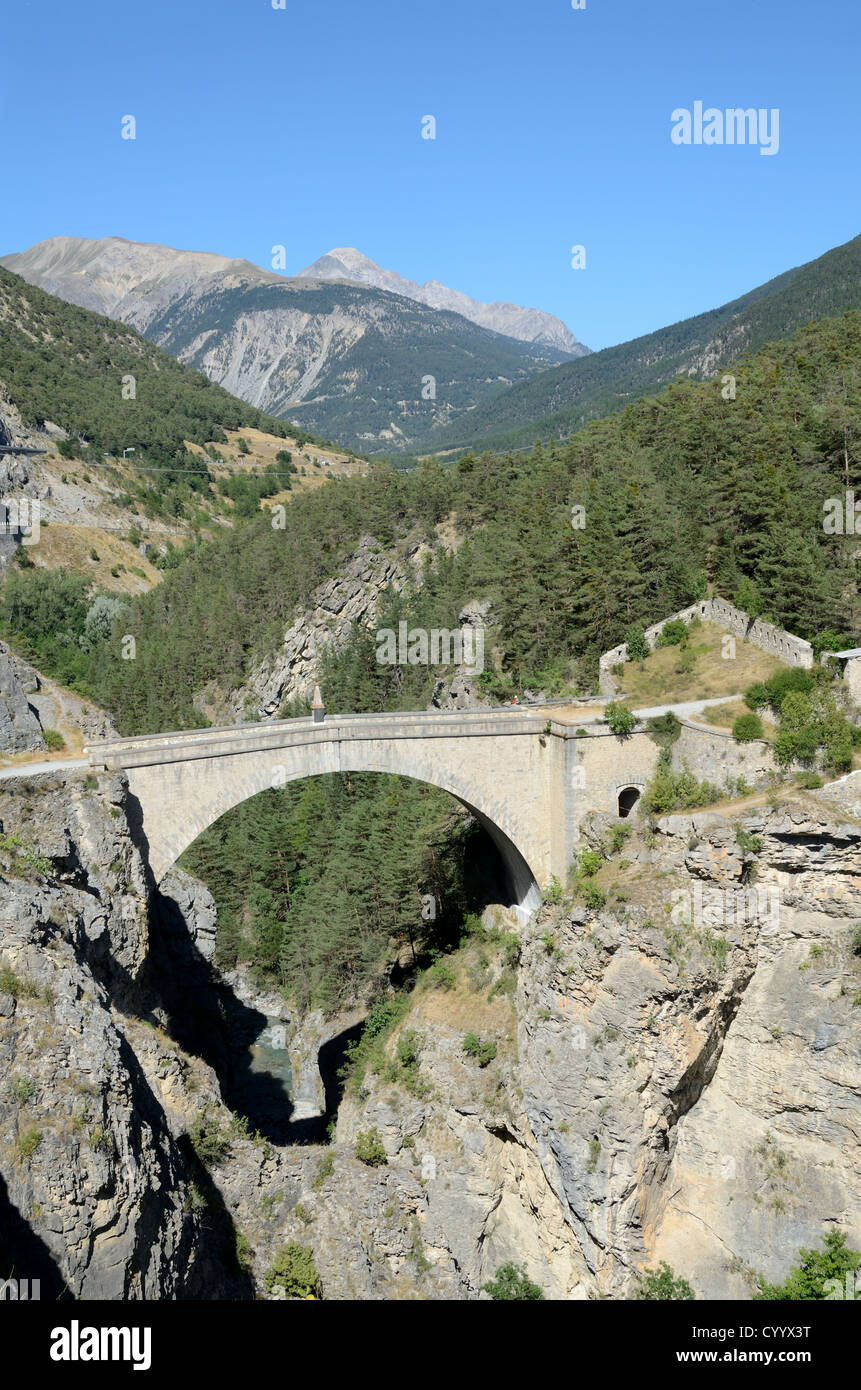 Pont d'Asfeld (1729-34), Asfeld Brücke, Humback Brücke oder Alte Steinbrücke über die Durance Schlucht und Fluss Briançon Hautes-Alpes Frankreich Stockfoto