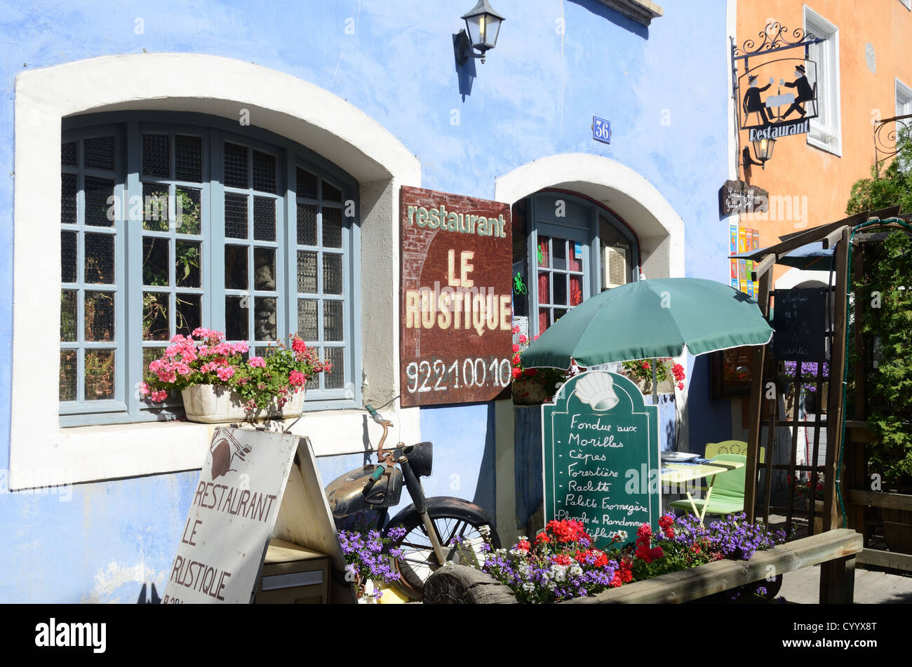 Restaurant Terrasse oder Innenhof und Speisekarte in der Altstadt oder im historischen Viertel Briançon Hautes-Alpes Frankreich Stockfoto