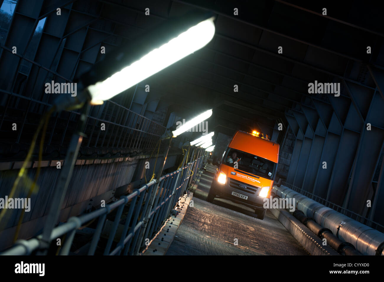 Ein van von Beleuchtung, Rennstrecke in Britannia Eisenbahnbrücke, Wales  Website beleuchtet Stockfotografie - Alamy