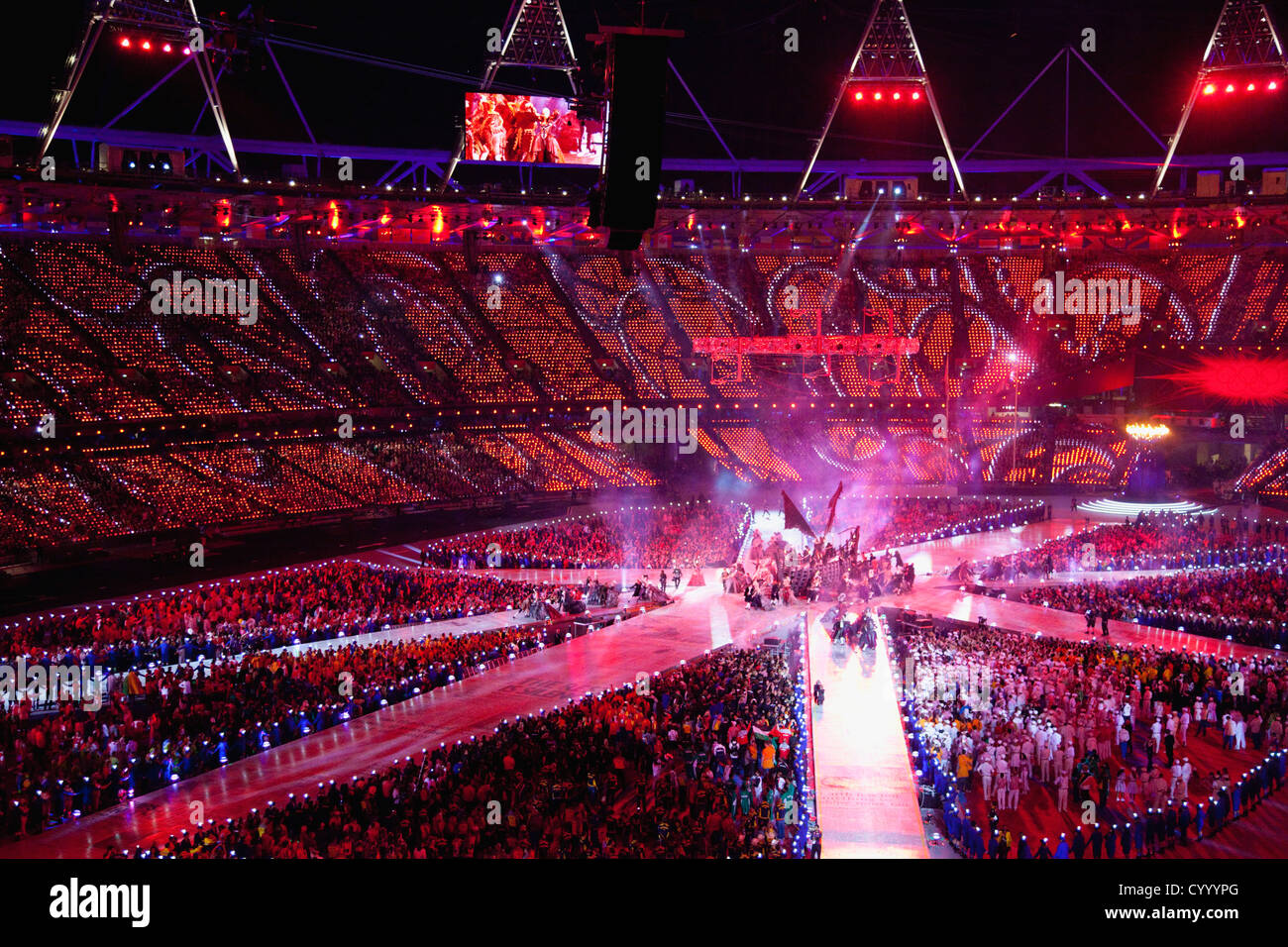 England, London, Stratford, Olympischen Spiele schließen Zeremonie Rotlicht anzeigen im Stadion. Stockfoto