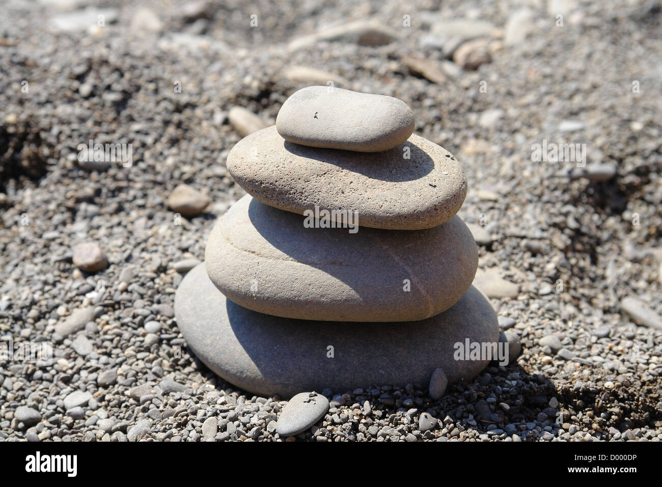 Pyramide aus Stein am Strand gebaut Stockfoto