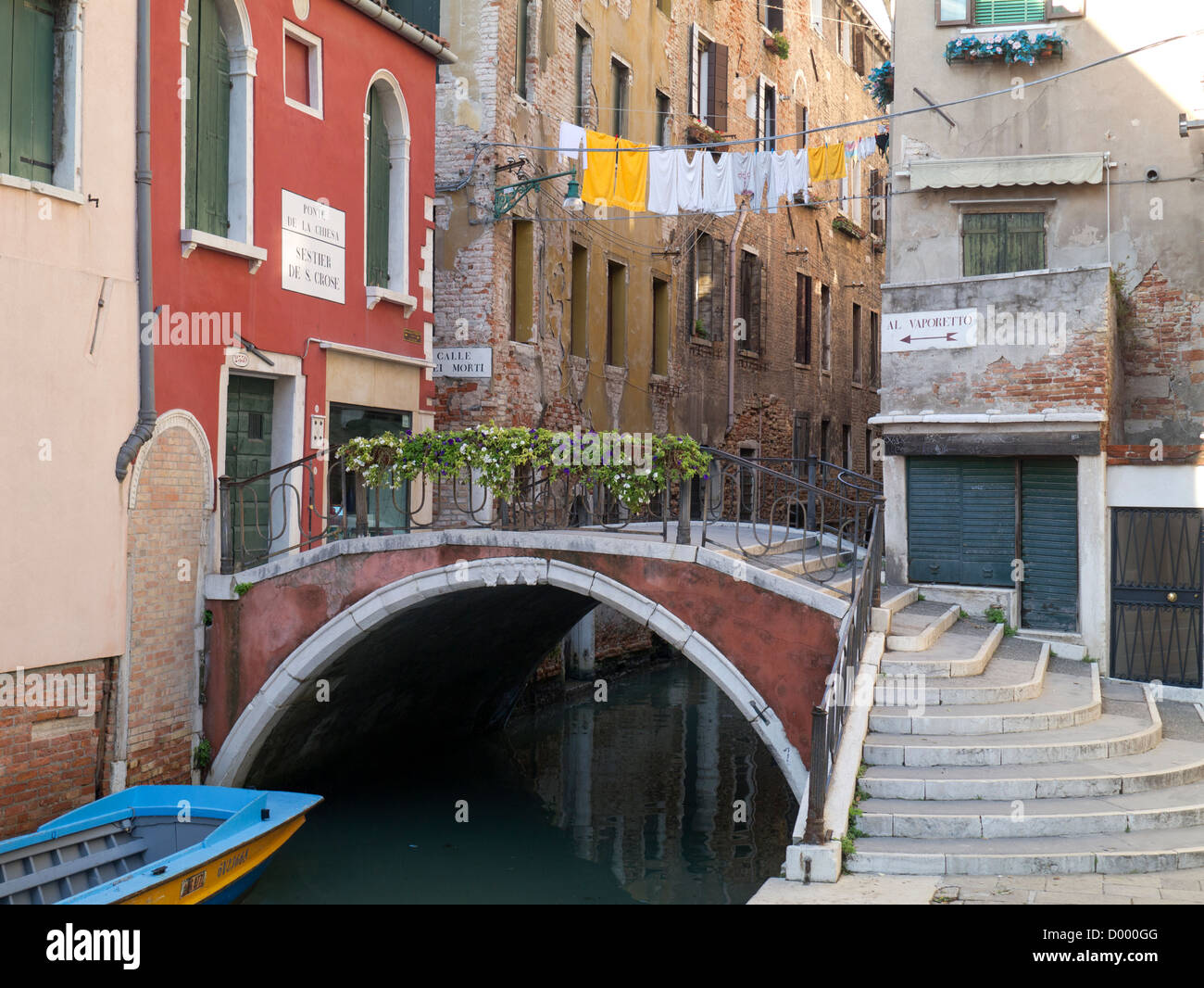 Italien, Venedig, Ponte De La Chiesa: hübsche Brücke mit Schritten, hängende Wäsche und Al Vaporetto Zeichen Stockfoto