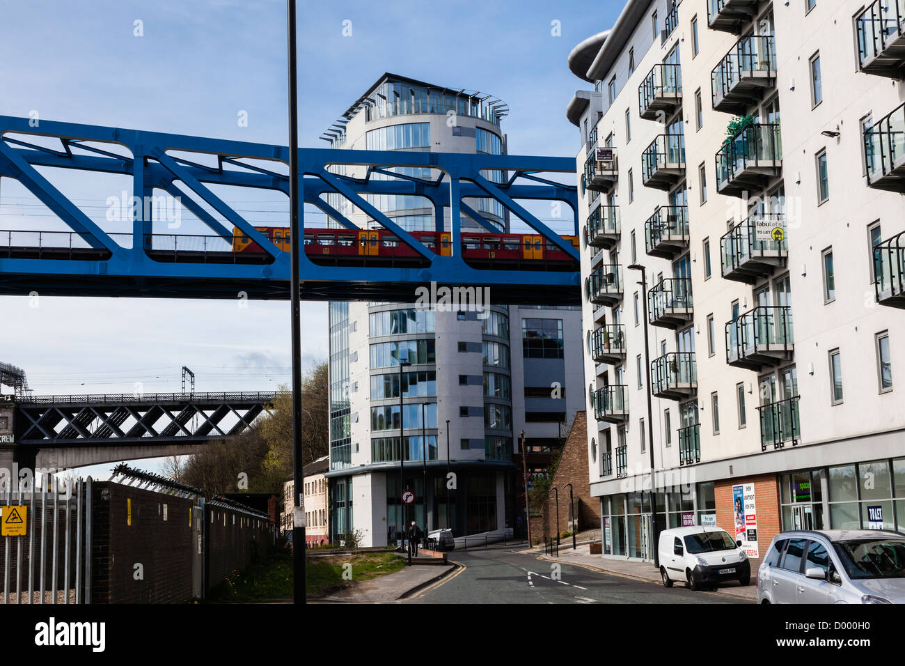 Ein U-Bahn-Zug nähert sich die Fluss Tyne Kreuzung zwischen Wohnungen auf schließen, Newcastle Upon Tyne, Großbritannien Stockfoto