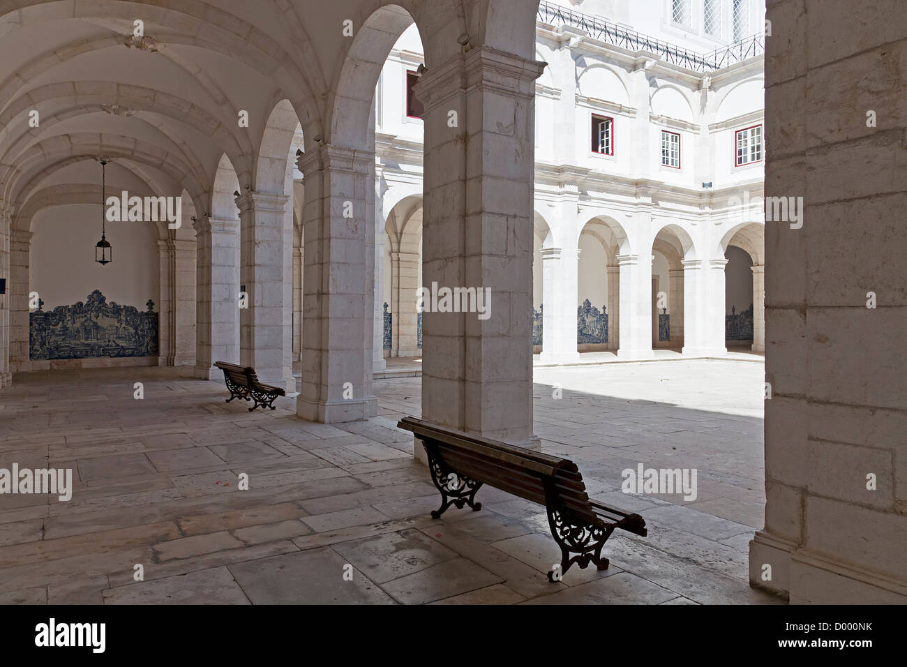 Kreuzgang mit blauen Kacheln (Azulejos) verziert. Kloster São Vicente de Fora. Manieristischen Architektur. Lissabon, Portugal. Stockfoto