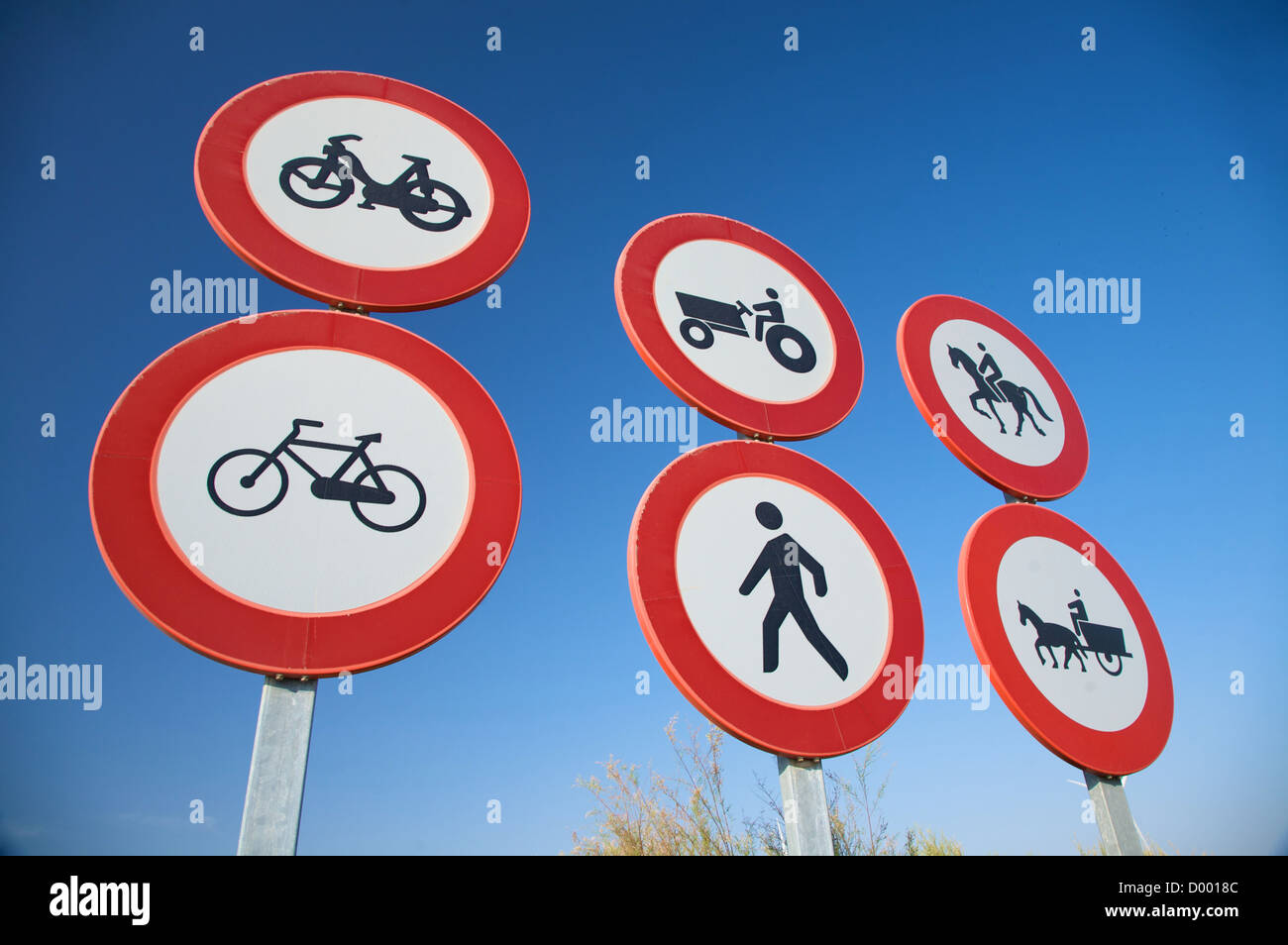 Gruppe von Autobahn verbieten Signale in Spanien Stockfoto