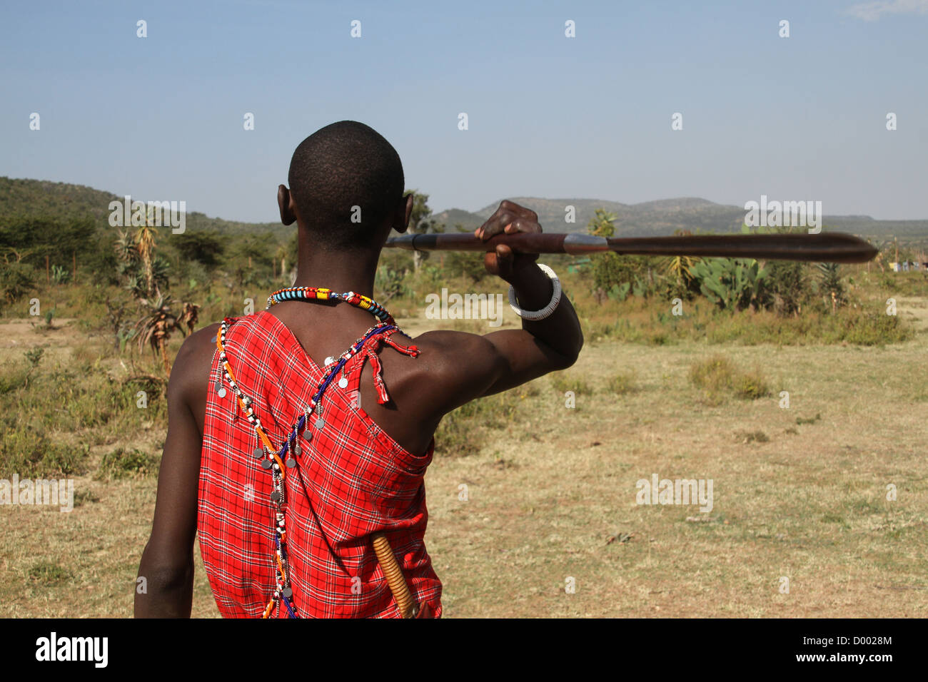Masaai Krieger junge werfen einen Speer Stockfoto