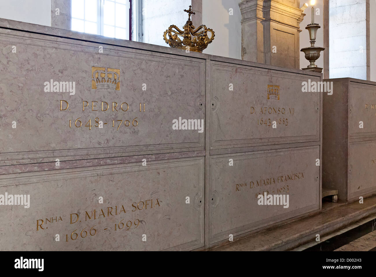 Dom Pedro II und Afonso VI Gräber im Royal Pantheon von Haus Braganza. Kloster São Vicente de Fora. Lissabon, Portugal Stockfoto