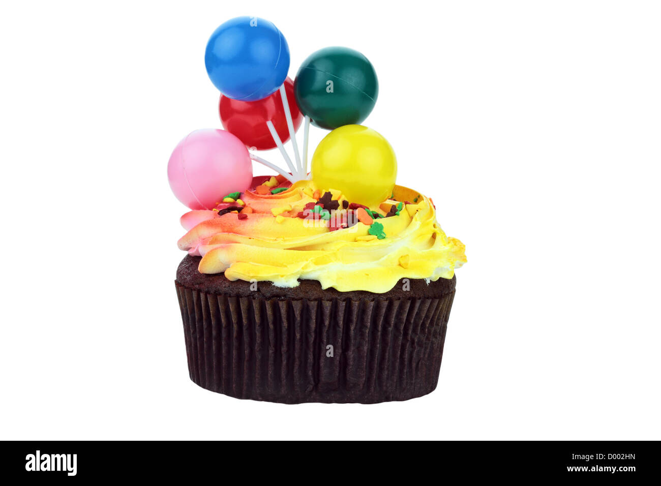 Schokolade Kuchen mit Kunststoff Luftballons. Isoliert auf weißem Hintergrund. Stockfoto