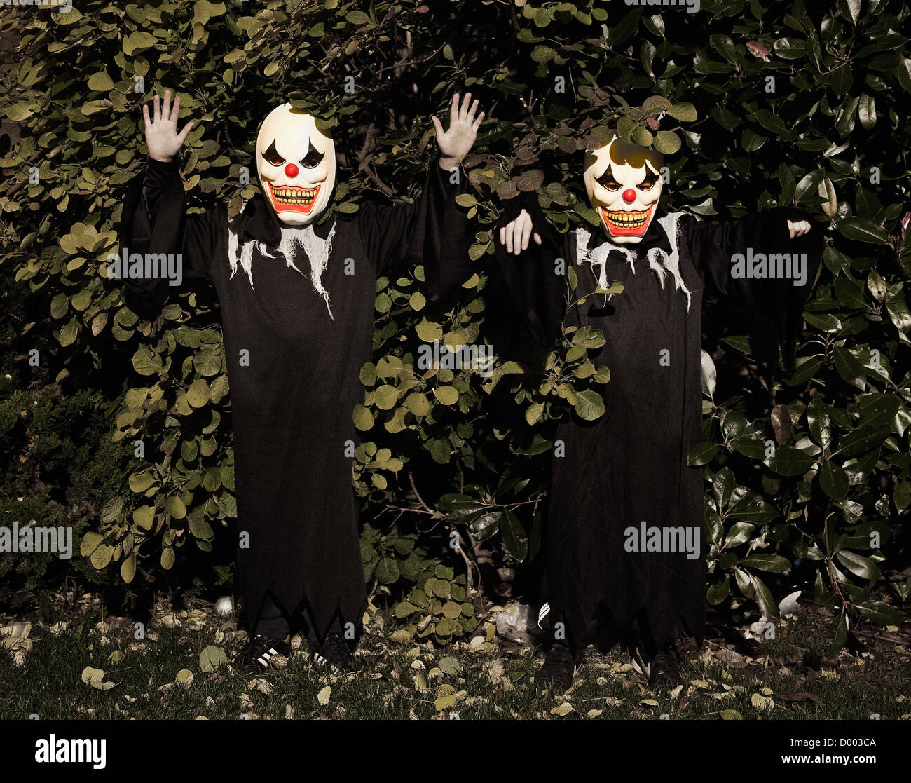 Halloween scary Clowns im Baum Kostüme. Stockfoto