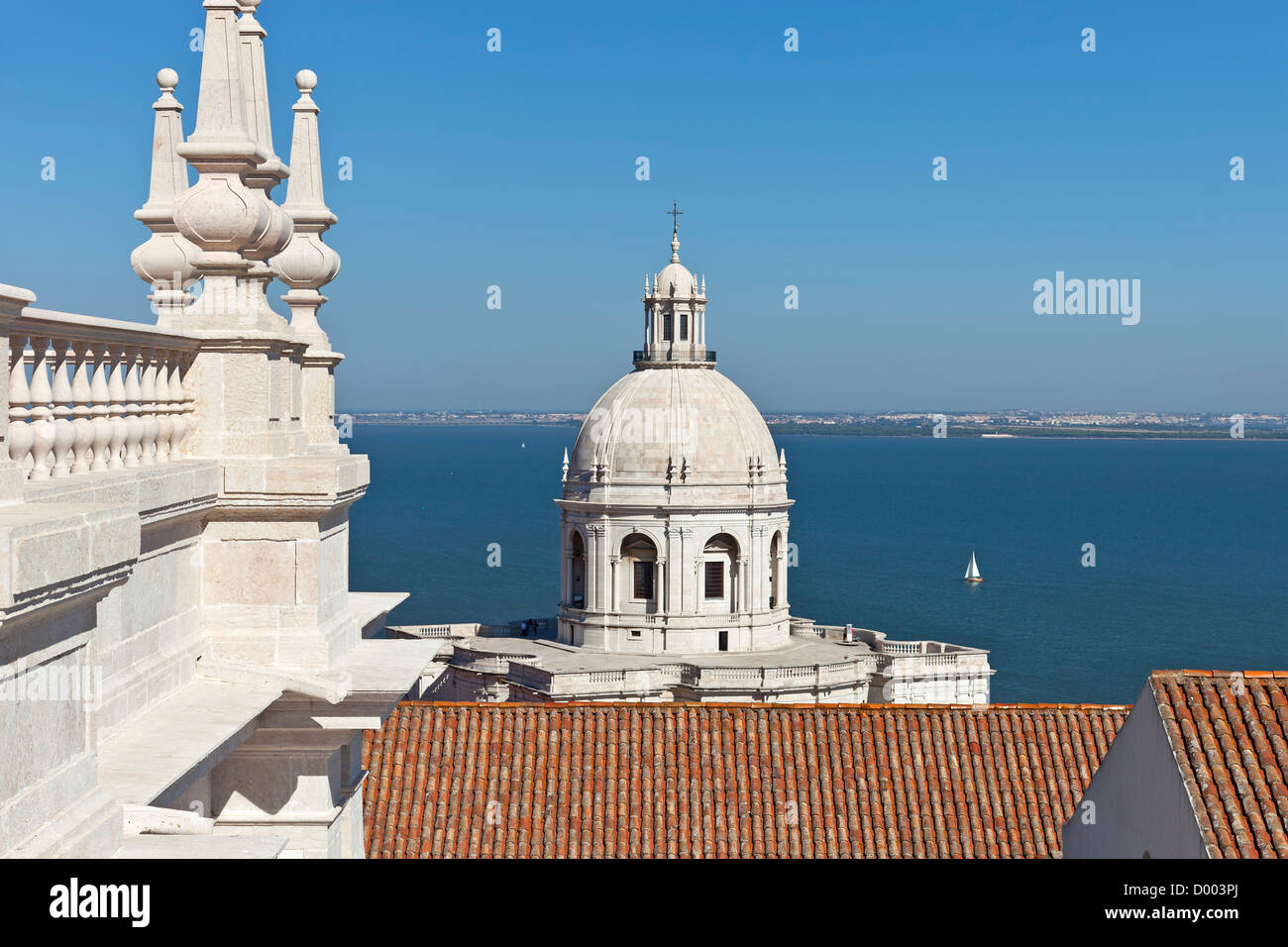 Kuppel des nationalen Panteon (Santa Engrácia Kirche), gesehen vom Dach des Klosters Sao Vicente de Fora. Lissabon, Portugal Stockfoto