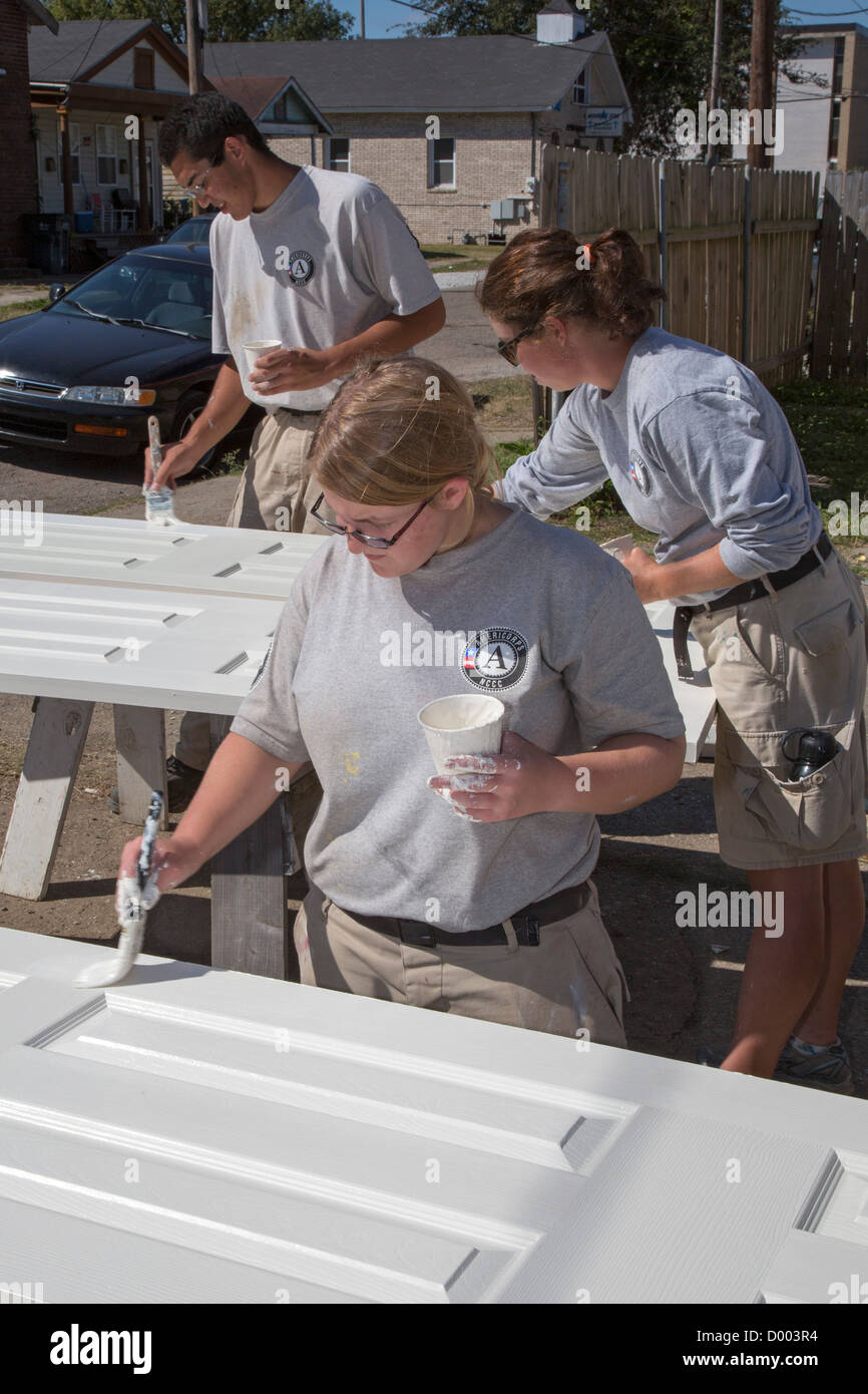 Freiwillige Helfer bauen Lebensraum für Menschlichkeit Haus in New Orleans Stockfoto