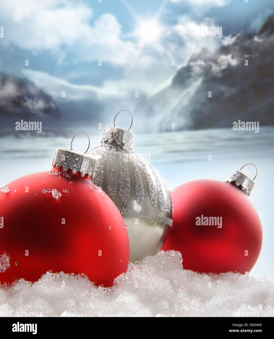 Drei rote Weihnachtskugeln im Schnee Stockfoto