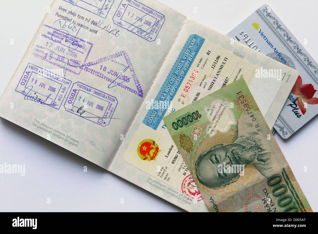 Grenzkontrolle, mehrfache Einreise- und Ausreisestempel in einem kanadischen Pass mit vietnamesischem Visum, inklusive Geld und Flying Club Airline Card. Stockfoto
