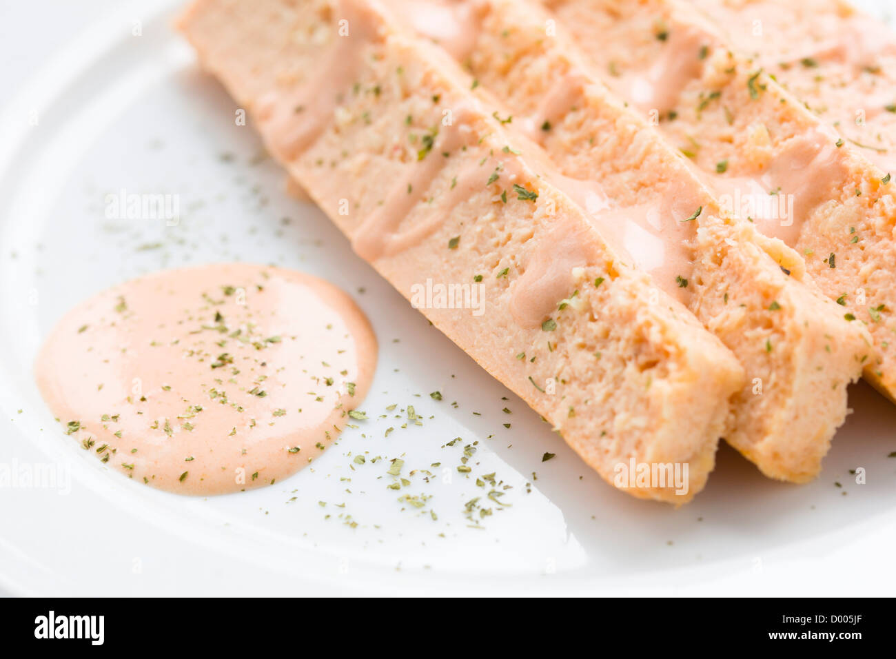 Rosa Fischfrikadellen mit Mayonnaise ist eine typische spanische Gerichte Stockfoto