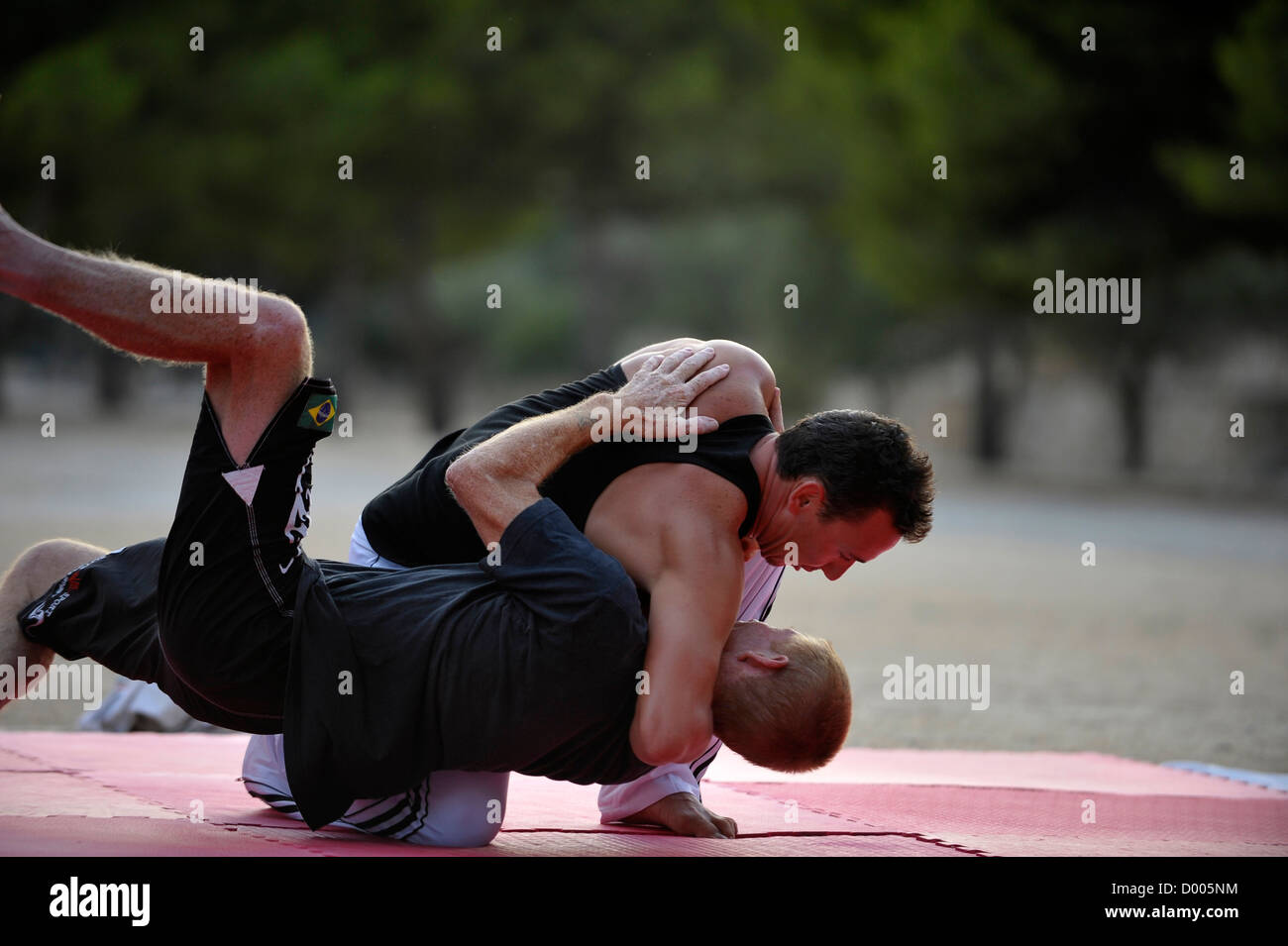 zwei Männer Ringen während Martial-Arts-Klasse außerhalb Stockfoto