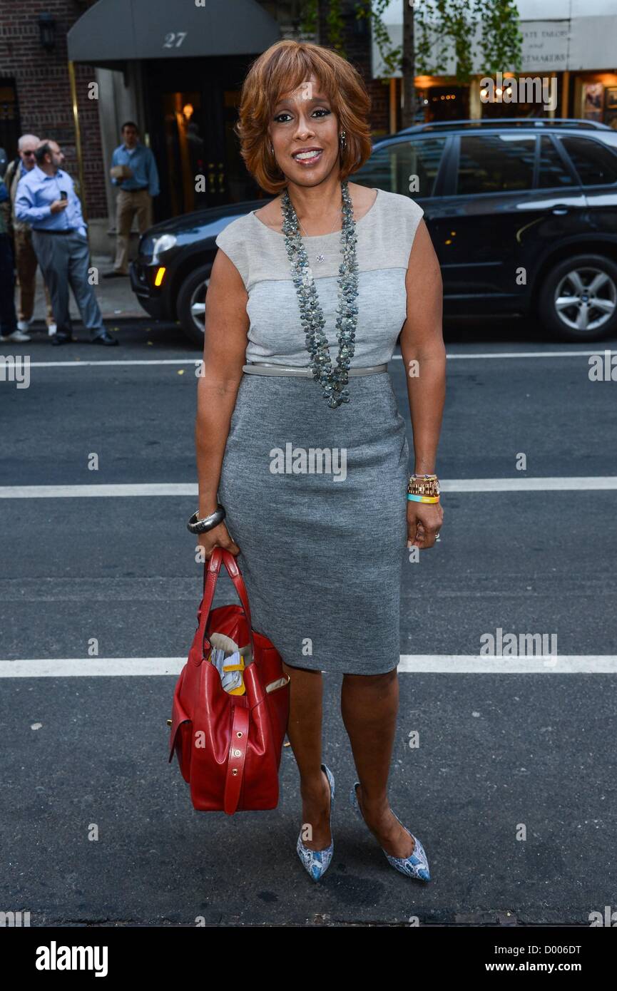 Gayle King, betritt die Cosmo 100 Power Lunch in Michaels Restaurant unterwegs für Promi-Schnappschüsse - Mo, Michael Restaurant, New York, NY 12. November 2012. Foto von: Ray Tamarra/Everett Collection Stockfoto