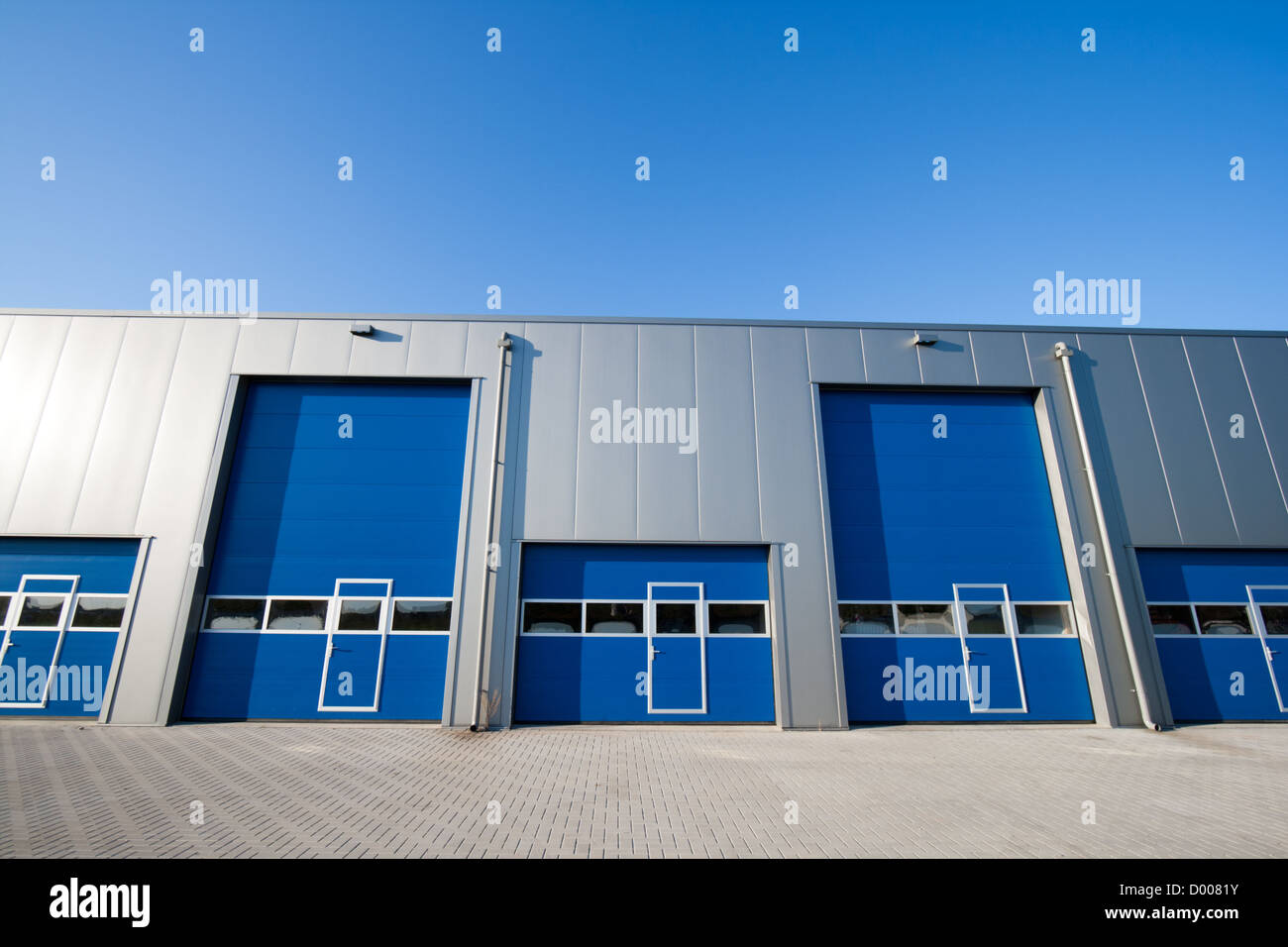 Industrieanlage mit Rollladen Rolltore Stockfoto