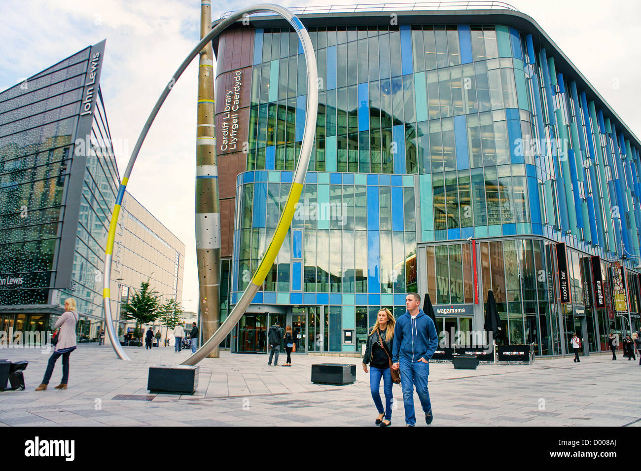 Allianz-Skulptur von Jean-Bernard Metais. John Lewis Store (links) und Central Library. Hayes, Stadtzentrum von Cardiff, Wales Stockfoto