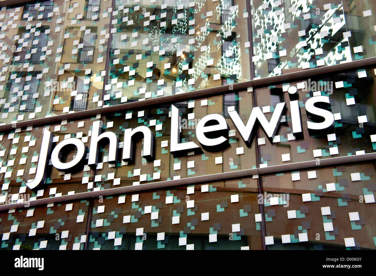 John Lewis Department Store Logo auf der Glasfassade des neuen Stores. Hayes, Stadtzentrum von Cardiff, Wales Stockfoto