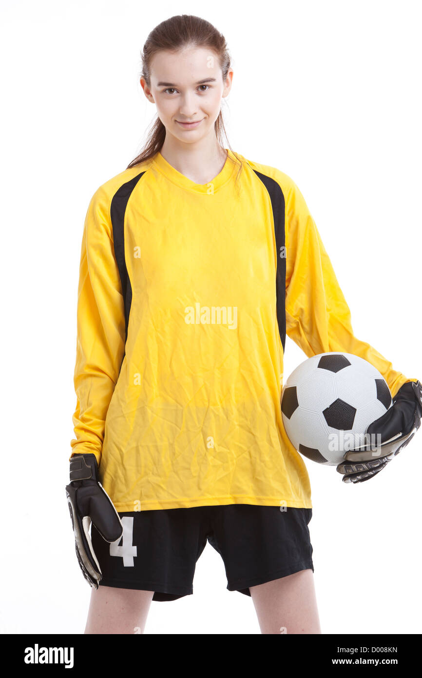 Porträt der jungen weiblichen Fußballspieler mit Ball vor weißem Hintergrund Stockfoto