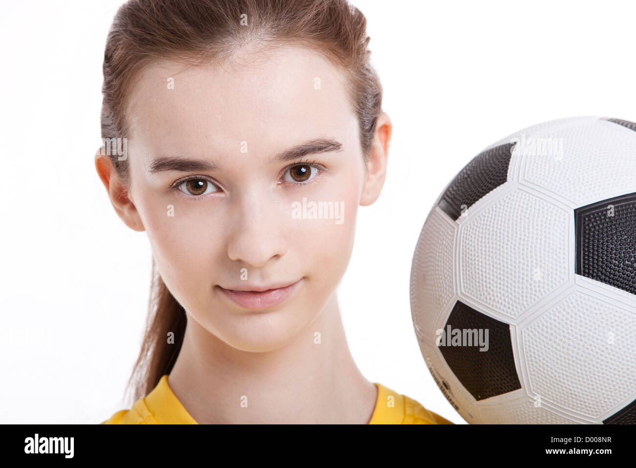 Porträt der jungen Frau mit Fußball vor weißem Hintergrund Stockfoto