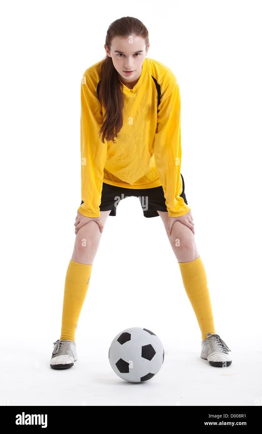 Porträt der jungen Frau mit Fußball vor weißem Hintergrund Stockfoto