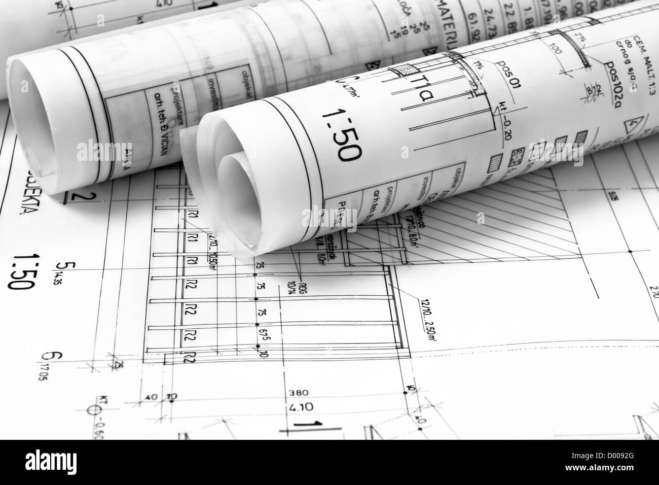 Haufen von Architekten Konzeption und Projektleitung Zeichnungen auf Tabellenhintergrund Stockfoto