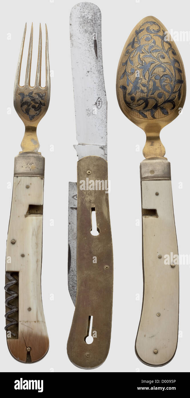 Zwei Platten aus einer französischen Chasse, wahrscheinlich Limoges, 12./13. Jahrhundert.Feuer vergoldet Kupfer mit Emaille-Inlays.die Giebeltafel mit zwei kurzen Füßen.das zentrale Feld, das Abraham und Melchisedech von einem Engel überragt.die Köpfe in Relief gegossen und in Kupfer aufgebracht, der Engelskopf fehlt.die Felder von einem polychromen emaillierten Kreuz Fries.rechteckigen, leicht gewölbten Deckel Tafel mit polychromem emailliertem Kreis- und Kreuzdekor.Emaille-Intarsien teilweise unvollständig.montiert auf einem leicht abgenutzten Samtständer.Größe 16.5 x 8 cm und 7.2 x 15 cm,aus,Zusatz-Rechte-Clearenzen-nicht verfügbar Stockfoto