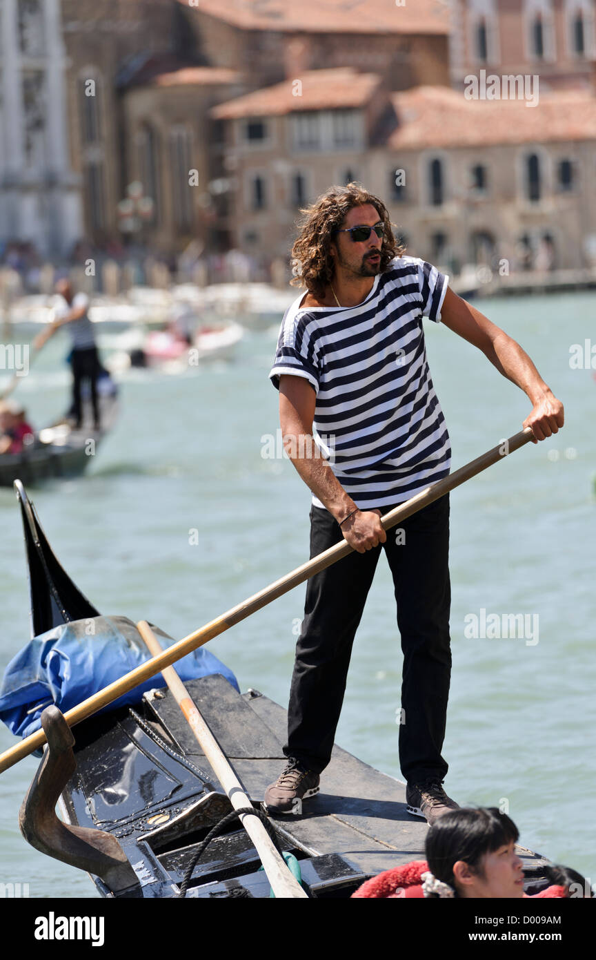 Gondoliere am Arbeitsplatz, Venedig, Italien. Stockfoto