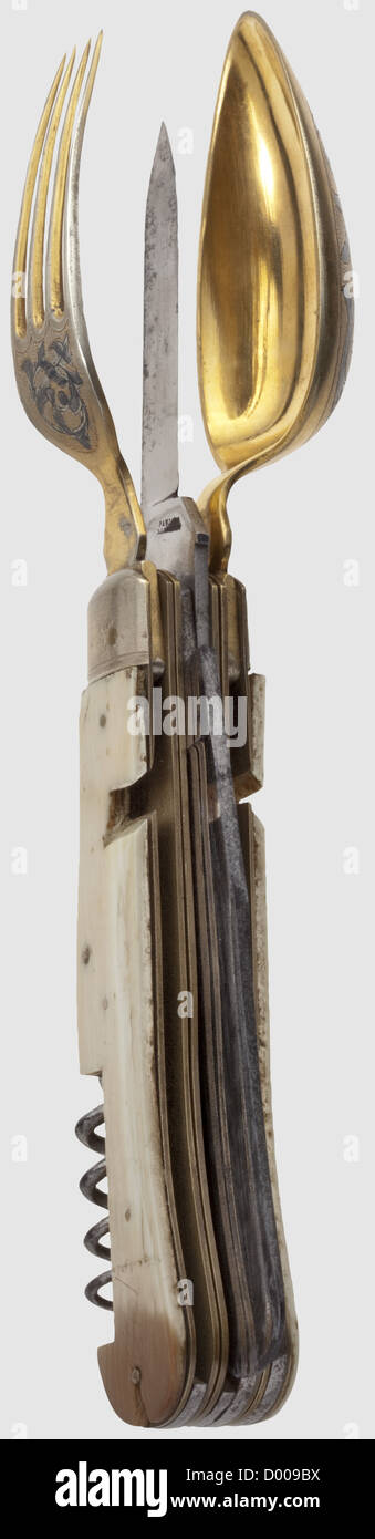 Zwei Platten aus einer französischen Chasse, wahrscheinlich Limoges, 12./13. Jahrhundert.Feuer vergoldet Kupfer mit Emaille-Inlays.die Giebeltafel mit zwei kurzen Füßen.das zentrale Feld, das Abraham und Melchisedech von einem Engel überragt.die Köpfe in Relief gegossen und in Kupfer aufgebracht, der Engelskopf fehlt.die Felder von einem polychromen emaillierten Kreuz Fries.rechteckigen, leicht gewölbten Deckel Tafel mit polychromem emailliertem Kreis- und Kreuzdekor.Emaille-Intarsien teilweise unvollständig.montiert auf einem leicht abgenutzten Samtständer.Größe 16.5 x 8 cm und 7.2 x 15 cm,aus,Zusatz-Rechte-Clearenzen-nicht verfügbar Stockfoto