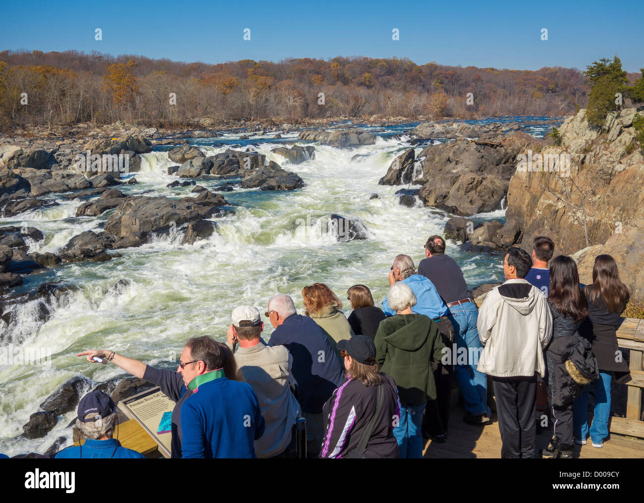 GREAT FALLS, MARYLAND, USA - Menschen am Olmsted Insel überblicken Ansicht Potomac River bei Great Falls. Stockfoto