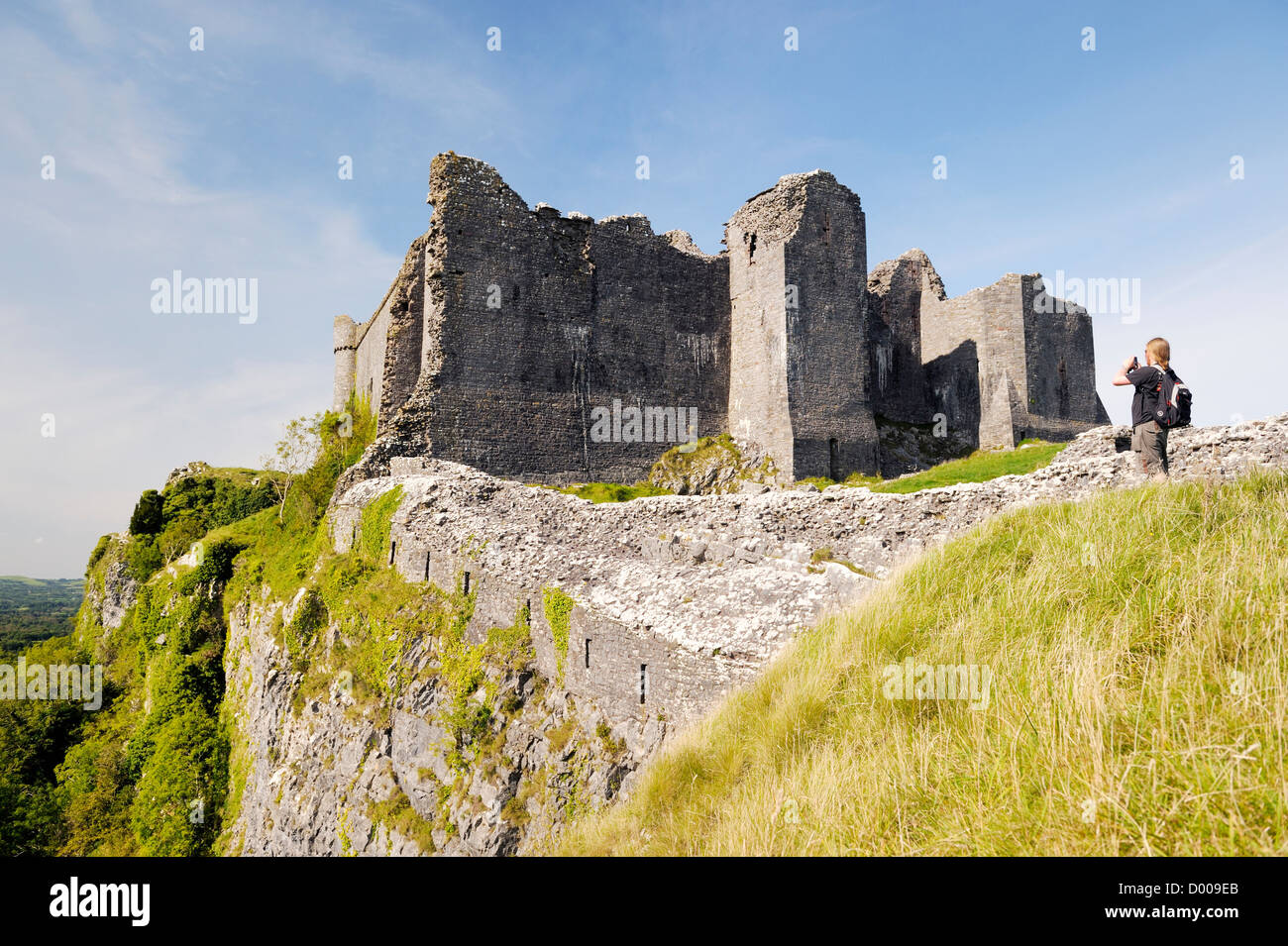 Carreg Cennen Castle, in der Nähe von Llandeilo, Wales, UK. Brecon Beacons National Park. Ostfassade. Kalkstein Escarpment. Spät mittelalterlichen Stockfoto