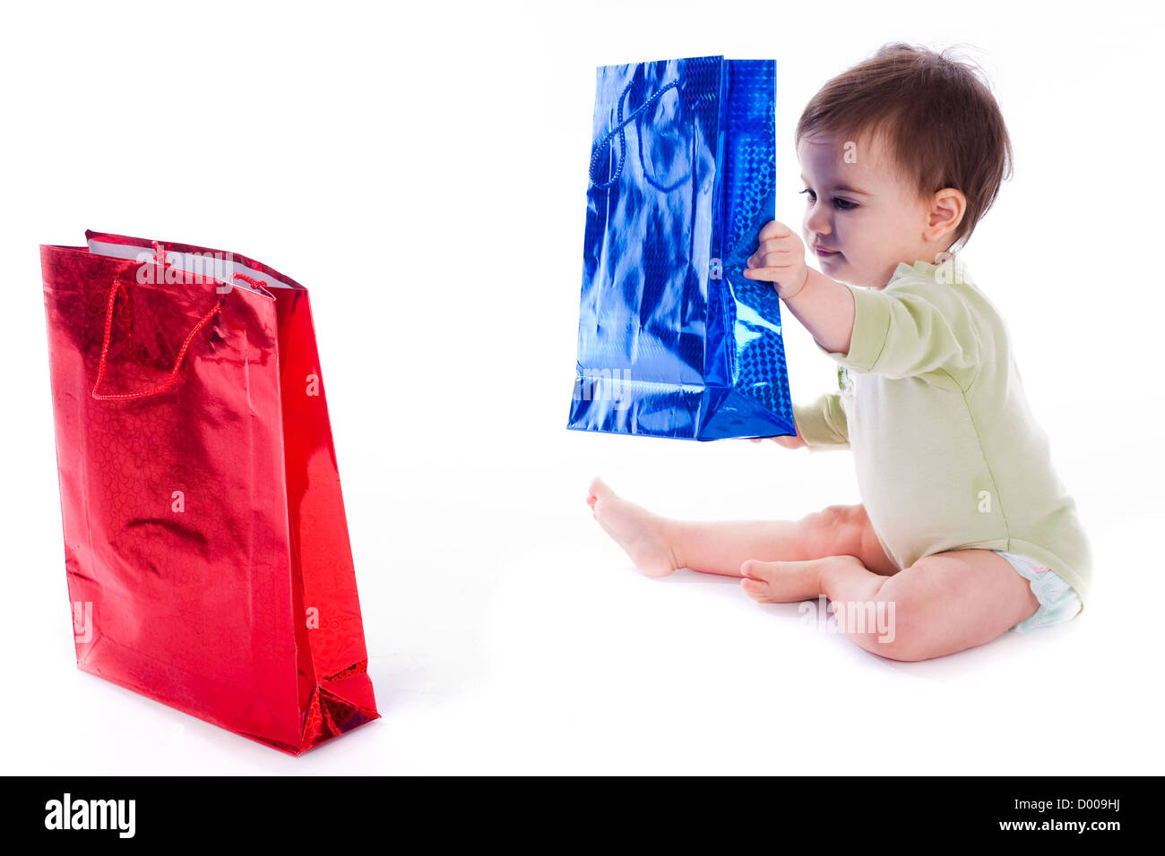 Baby hält die Einkaufstasche in einem isolierten Whtie Hintergrund Stockfoto