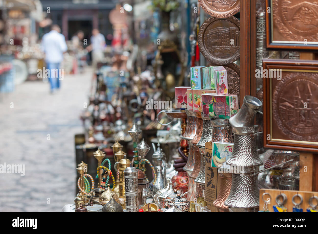 Alte Messing Pfeffermühlen im Souvenir-Shop in Sarajevo, Bosnien und Herzegowina. Stockfoto