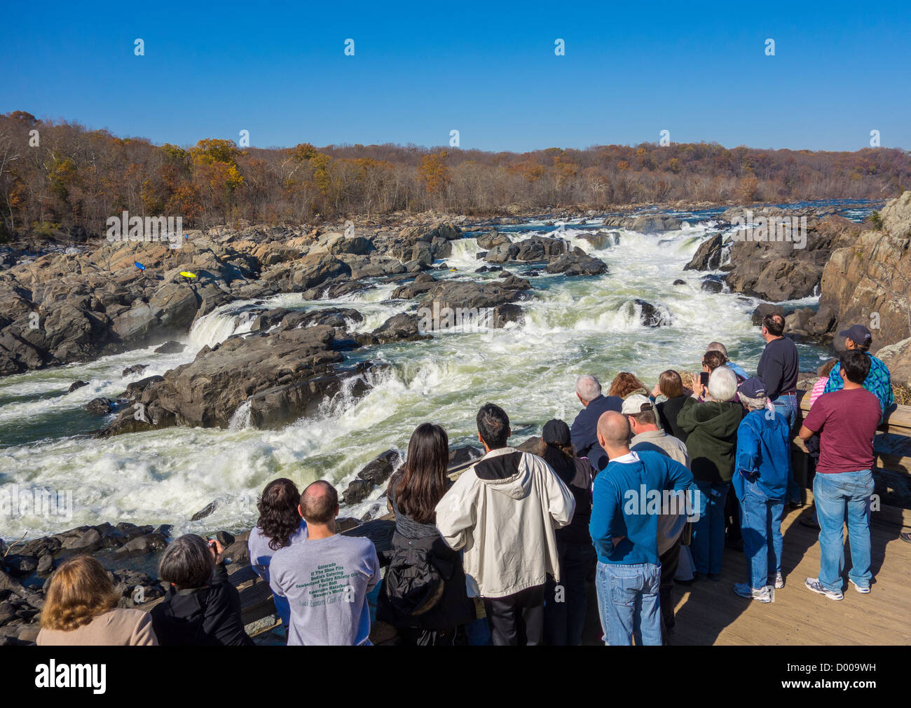 GREAT FALLS, MARYLAND, USA - Menschen am Olmsted Insel überblicken Ansicht Potomac River bei Great Falls. Stockfoto