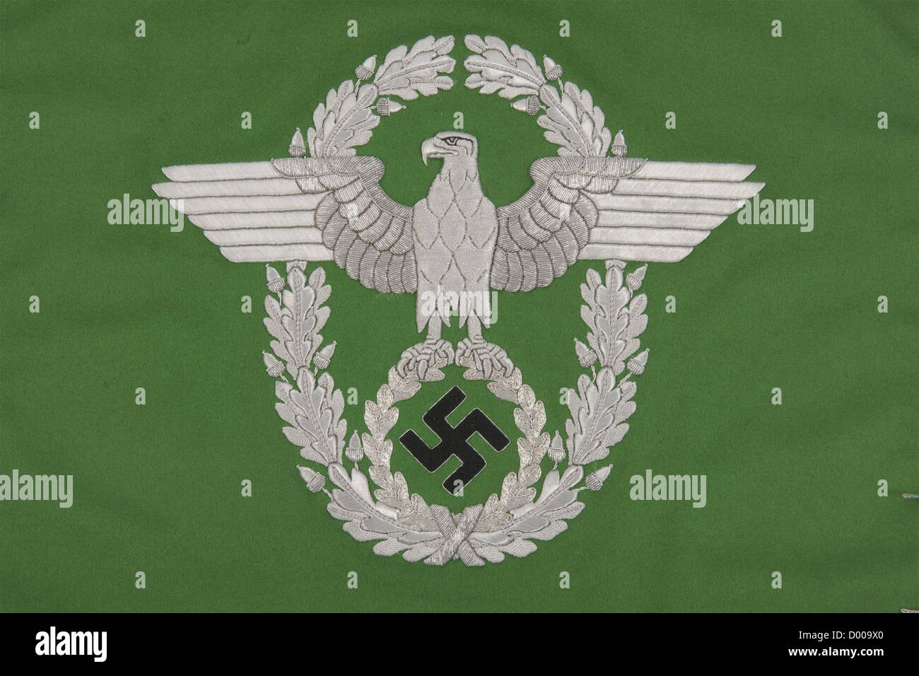 Ein clarion der uniformierten Polizei, Messing mit vernickelten Beschlägen, eingraviert auf dem Trichterrand 'M. GÖPEL, Kiel IV S.O. Nein 38/1'. Länge ca. 81 cm. Trompetentuch aus feinem, hellgrünen Insignientuch, beidseitig mit silberfarbenem Faden, aufgestickter Polizeiadler mit schwarz besticktem Hakenkreuz. Silberne Flechtschränze, drei Seiten mit silbernen Fransen-Behängen, zwei weiße Leder-Befestigungsschlaufen. Farbe frisch, minimale Mottenspuren. Maße 44 x 47 cm, historisch, historisch, 1920er, 1930er, 20. Jahrhundert, 20. Jahrhundert, Zusatzrechte-Clearences-nicht vorhanden Stockfoto