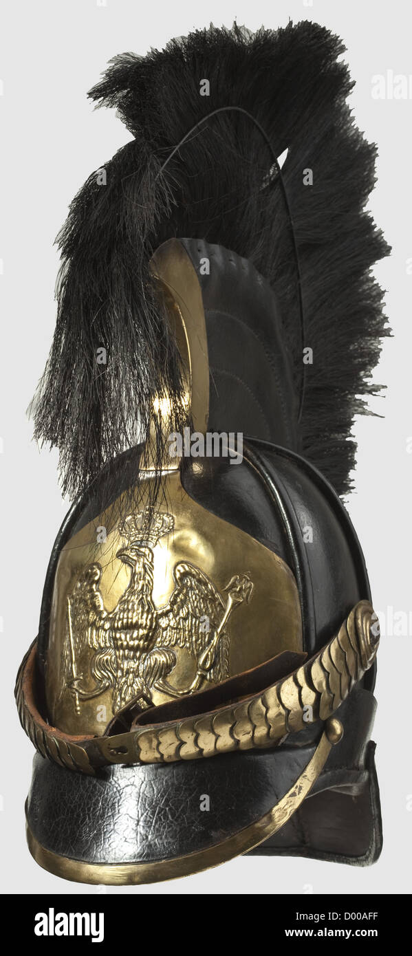Ein Helm M 1833 für Männer, die sich für die preußische Linie Cuirassiers eingesiebert haben hoher schwarzer Lederschädel in russischer Form, seitliche Lederstacheln, Lederkamm, Messingverschluss vorne, Rosshaarwappen mit seitlichen Drahtschlaufen. Frontplatte mit einem geprägten Wappadler. Konvexe Messing-Kinnskalen, Metallcockade rechts (hinzugefügt?). Lederfutter. Das Innere mit einem makerïs-Label von Ferdinand Titel, Berlin. Privat gekauftes Stück. Guter Zustand ohne größere Lackschäden, historisch, historisch, 19. Jahrhundert, Preußen, Preußen, Deutschland, Militaria, Zusatzrechte-Clearences-nicht vorhanden Stockfoto