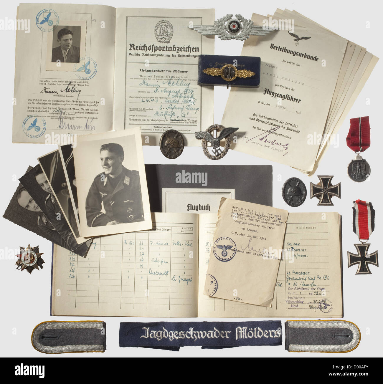 Auszeichnungen und Dokumente eines Jagdfliegers in JG 51 'Hölders', Fliegerabzeichen in feiner Zinkausgabe mit BSW Kleeblatt-Logo, Nieten und Attachm historisch, Menschen, 1930er, 20. Jahrhundert, Luftwaffe, Dienststelle, Dienststellen, Wehrdienst, Wehrdienst, Militär, Militaria, Luftstreitkräfte, Objekt, Objekte, Stills, Ausschnitt, Ausschnitte, Ausschnitte, Ausschnitte, Ausschnitte, zusätzliche-Rechte-Freiungen-nicht verfügbar Stockfoto