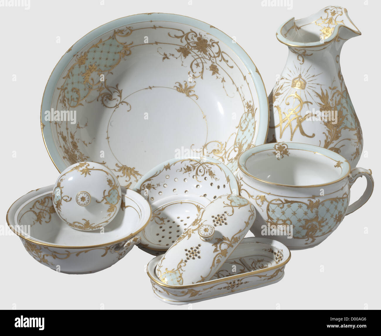 Kaiser Wilhelm II. - EIN Satz Toilettenartikeln von der Kaiserlichen Yacht Hohenzollern, EIN Satz von mehreren Stücken aus der königlichen Porzellanmanufaktur KPM.Weiß, glasiert Porzellan mit türkisfarbenen Bordüren und Kartuschen im Rokoko-Stil mit erhabenen Goldfarbe.das Set besteht aus: Ein Wasserkrug mit Monogramm 'WR' unter der Kaiserkrone auf der Vorderseite, und eine blaue Zepter-Markierung und KPM-Orb-Markierung in Rost rot auf der Unterseite.Höhe 31.4 cm.EIN Waschbecken mit Monogramm 'WR unter Imperial Krone auf der Innenseite und eine blaue Zepter-Markierung und KPM, Additional-Rights-Clearences-not available Stockfoto