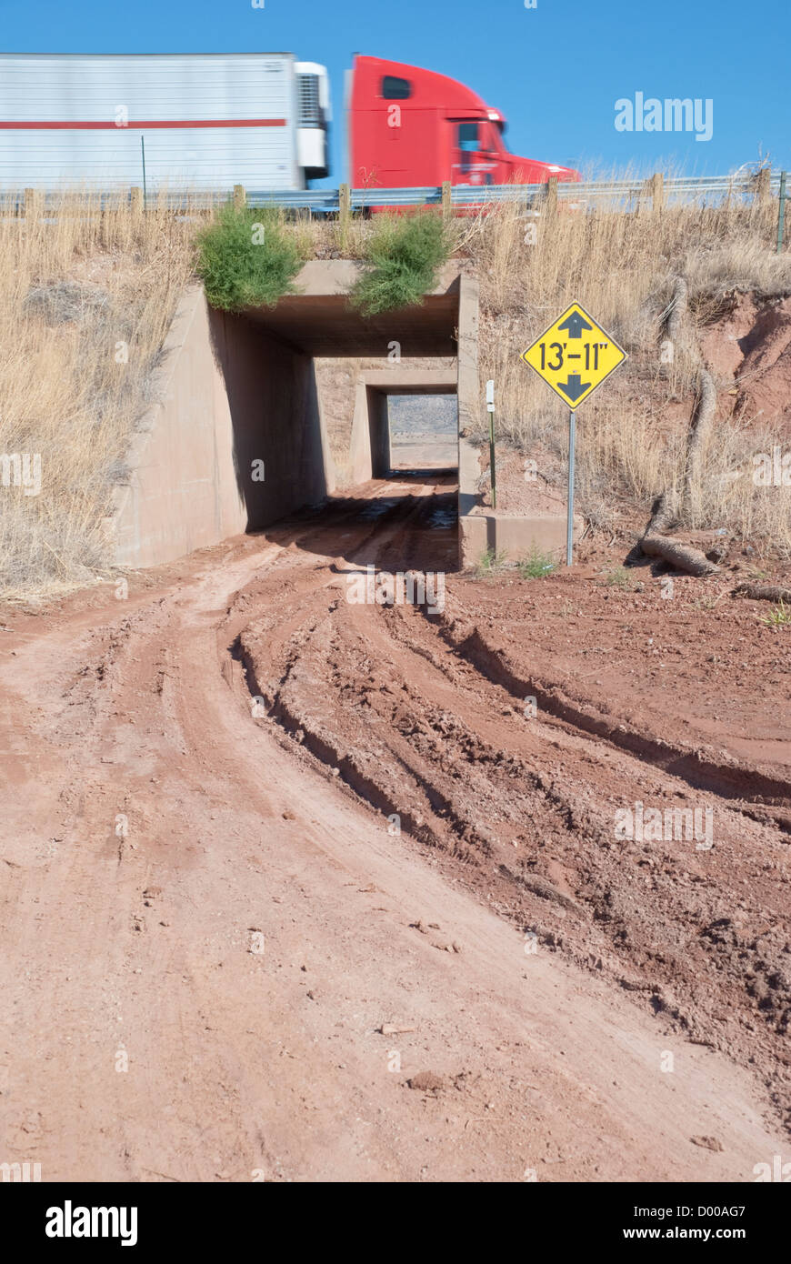 Die ursprüngliche Route 66 geworden einen schlammigen Pfad im östlichen Teil von New Mexico. Stockfoto