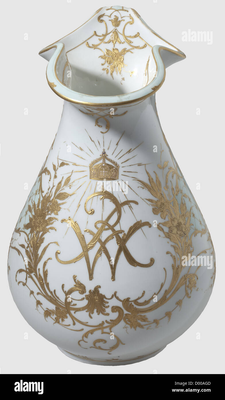 Kaiser Wilhelm II. - EIN Satz Toilettenartikeln von der Kaiserlichen Yacht Hohenzollern, EIN Satz von mehreren Stücken aus der königlichen Porzellanmanufaktur KPM.Weiß, glasiert Porzellan mit türkisfarbenen Bordüren und Kartuschen im Rokoko-Stil mit erhabenen Goldfarbe.das Set besteht aus: Ein Wasserkrug mit Monogramm 'WR' unter der Kaiserkrone auf der Vorderseite, und eine blaue Zepter-Markierung und KPM-Orb-Markierung in Rost rot auf der Unterseite.Höhe 31.4 cm.EIN Waschbecken mit Monogramm 'WR unter Imperial Krone auf der Innenseite und eine blaue Zepter-Markierung und KPM, Additional-Rights-Clearences-not available Stockfoto