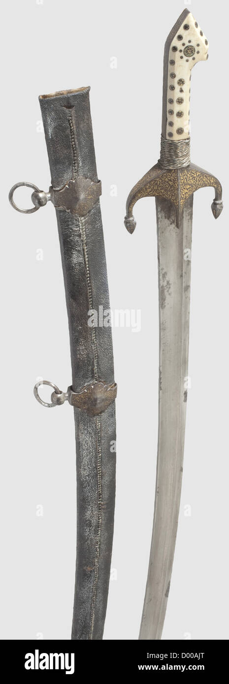 Ein Kaukasischer Silber-berittenen Nieloed Shashqa, Ende des 19. Jahrhunderts. Einkantige Klinge (etwas befleckt) mit dreifachen Fuller auf beiden Seiten und mit arabischen Inschriften auf der Vorderseite an der Forte geätzt. Silberner Griff mit Gravur und Niello verziert und mit vier dekorativen Nieten (einer von ihnen ein Ersatz) gesetzt. Lederbezogene Holzscheide mit Silberdraht und beidseitig mit silbernen Befestigungen mit gravierter und niello-Verzierung (kleiner Riss am Ende des Halskrauses). Länge 90 cm,historisch,historisch,19. Jahrhundert,Persisches Reich,Objekt,Zusatzrechte-Clearences-nicht vorhanden Stockfoto
