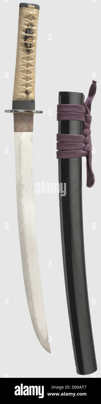 Ein Pauldron einer deutschen zeremoniellen Rüstung, Augsburg, um 1550.linker Pauldron bestehend aus drei artikulierten Hauptplatten, zwei schmale und eine über die Vorder- und Rückseite der Schulter.Verschönert mit gejagten und geätzten floralen Ornamenten mit Blättern.geätzte Grenzen entlang der Perimeter zeigt Ranken und Trophäen.Sturdy gedrehte Kanten.Obere Kanone von drei artikulierten Platten Mit Nieten von später Datum, das niedrigste Segment nicht verbunden.Höhe 21 cm.Seltenes Stück von hervorragender Qualität.Anzüge der Rüstung im Stil des Pauldron bei der Hand wurden von getragen,Additional-Rights-Clearences-nicht verfügbar Stockfoto