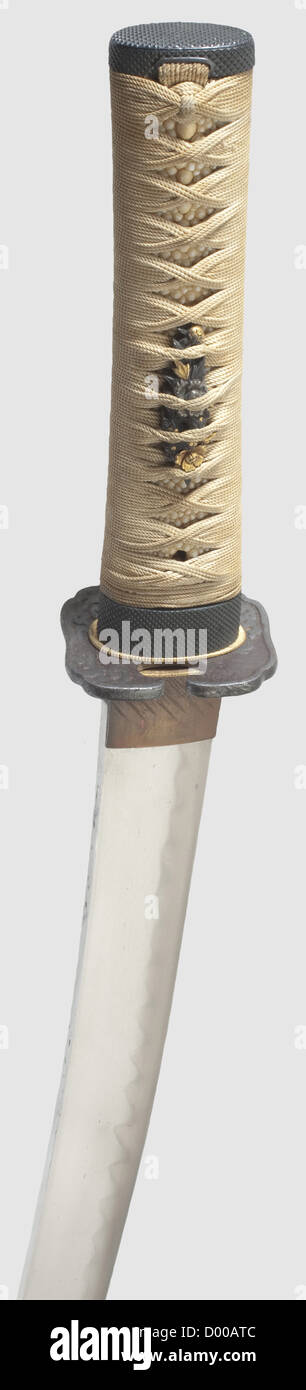 Ein Pauldron einer deutschen zeremoniellen Rüstung, Augsburg, um 1550.linker Pauldron bestehend aus drei artikulierten Hauptplatten, zwei schmale und eine über die Vorder- und Rückseite der Schulter.Verschönert mit gejagten und geätzten floralen Ornamenten mit Blättern.geätzte Grenzen entlang der Perimeter zeigt Ranken und Trophäen.Sturdy gedrehte Kanten.Obere Kanone von drei artikulierten Platten Mit Nieten von später Datum, das niedrigste Segment nicht verbunden.Höhe 21 cm.Seltenes Stück von hervorragender Qualität.Anzüge der Rüstung im Stil des Pauldron bei der Hand wurden von getragen,Additional-Rights-Clearences-nicht verfügbar Stockfoto