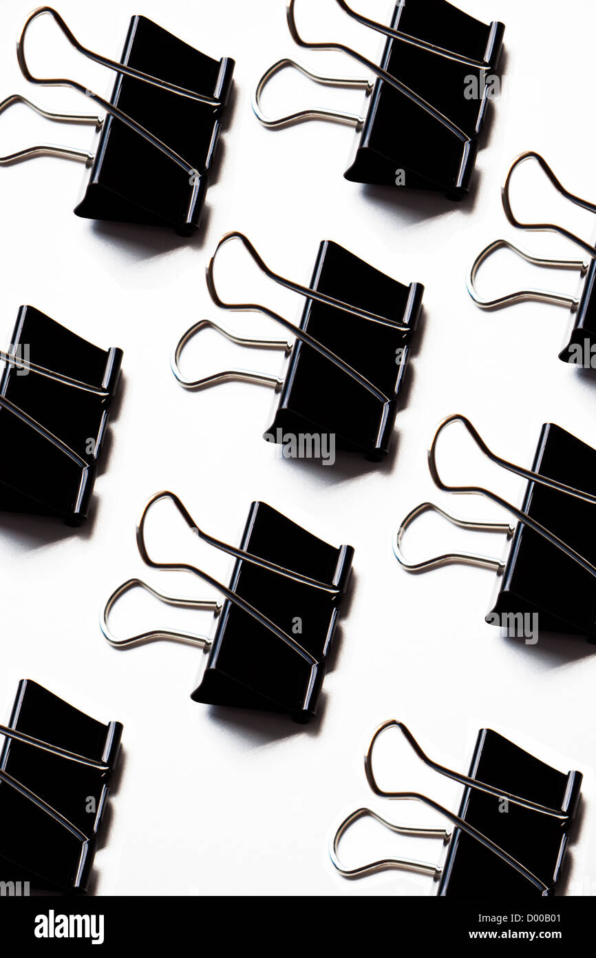 Gruppe von Binder Clips auf weißem Hintergrund Stockfoto