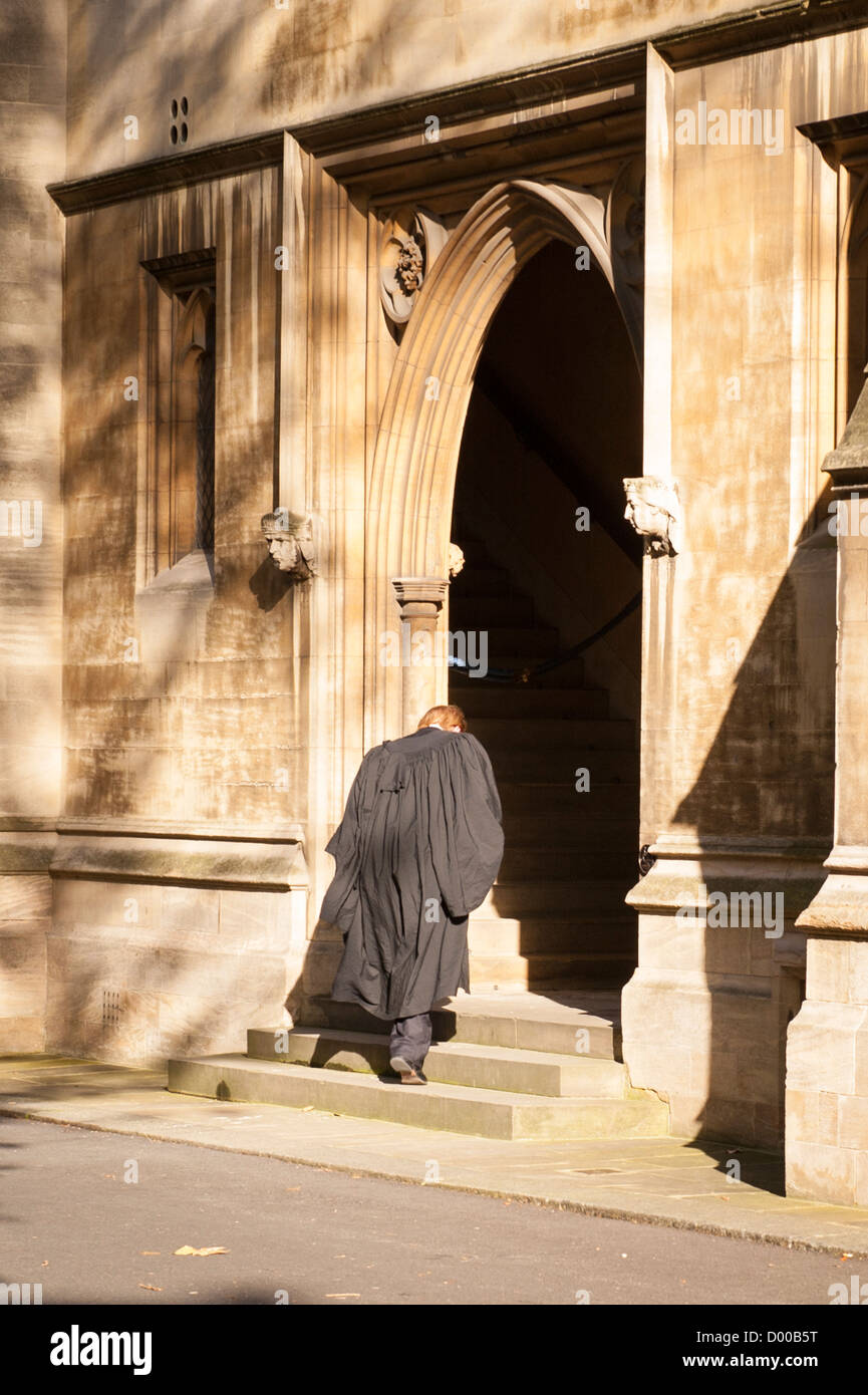 London Lincolns Inn High Holborn Barrister in Roben gehen unter arch zu Kapelle Hall Alten platz Stockfoto